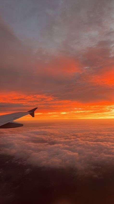 Sunset In Airplane, Airplane Asthetic Picture, Aesthetic Wallpaper Airplane, Sunrise From Plane, Sky Airplane Aesthetic, Sunset From Plane, Airplane Landscape, Hublot Avion, Pretty Sky Pictures