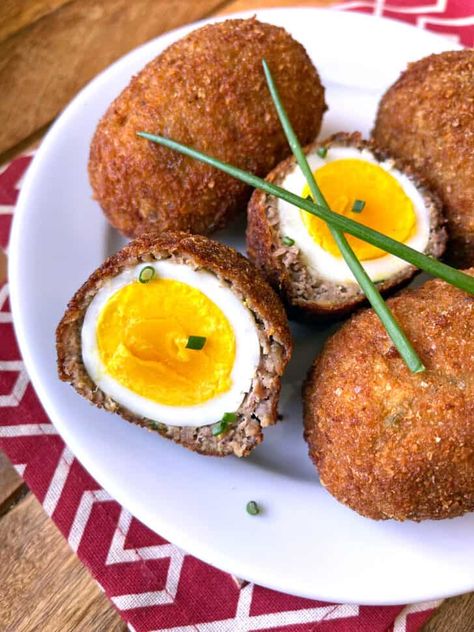 Traditional Scotch Eggs Scottish Egg Recipe, Scotch Eggs Recipe Baked, Scotched Eggs, Scotch Eggs Baked, Homemade Scotch Eggs, British Snacks, British Fish And Chips, Scotch Eggs Recipe, Scotch Egg