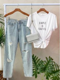 Flat Lay Photography Fashion, Vestiti In Jeans, Flatlay Clothes, Selling Clothes Online, T-shirt Photography, Clothing Store Design, Studio Photography Fashion, Store Design Boutique, Clothing Displays