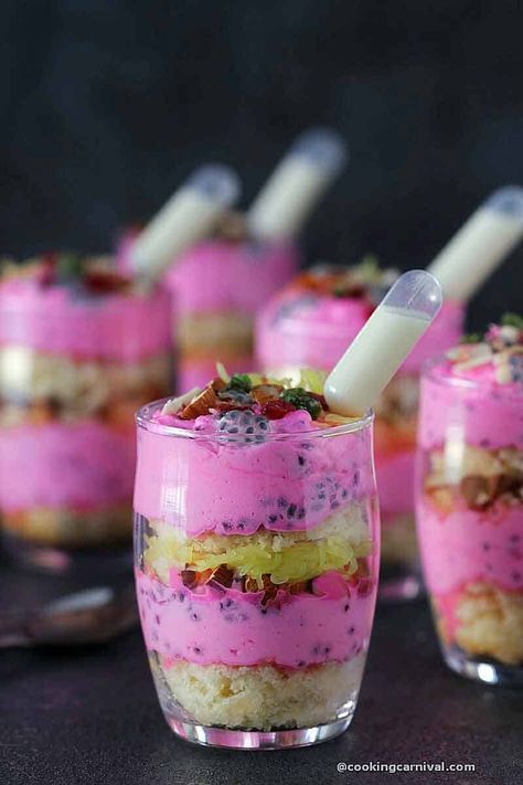 Falooda Dessert Cups, Cake In A Jar Recipe, Cake In Jar, Diwali Desserts, Mehndi Cake, Pakistani Desserts, India Recipes, Pistachio Rose, Easy Indian Dessert Recipes