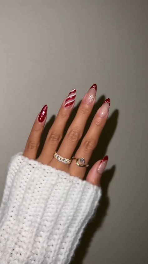 Une manucure pour Noël ❤️✨ 🎥 : https://www.instagram.com/vwnails_/?hl=fr | Une manucure pour Noël ❤️✨ 🎥 : https://www.instagram.com/vwnails_/?hl=fr | By Les Éclaireuses Beauté Christmas Nail Designs Holiday, Christmas Nails Glitter, Christmas Nail Art Ideas, Christmas Nails Easy, Seasonal Nails, Christmas Nail Art Designs, Christmas Nails Acrylic, Diy Nail Designs, Festival Nails