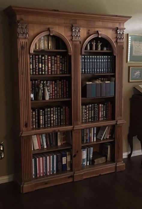 Mansion Bookshelves, Antique Book Shelf Ideas, Victorian Style Bookshelf, 1930s Bookshelf, Old Fashioned Bookshelves, Old World Library Room, Vintage Bookcase Aesthetic, Dark Academia Bookcase, Vintage Bookshelf Styling