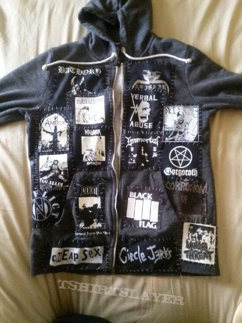 Diy Emo Clothes, Punk Patches Diy, Patches Hoodie, Vintage Tattoo Design, Hoodie Diy, Punk Patches, Punk Pins, Battle Jacket, Punk Outfits