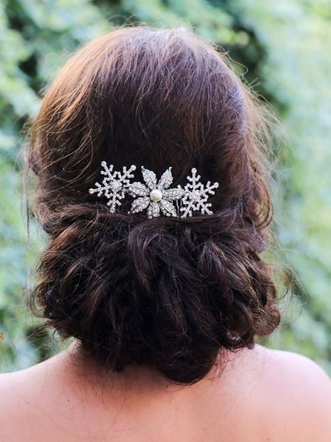 18 Wedding Hair Accessories Perfect for Winter Brides Hair Chain Wedding, Snowflake Hair, Bridal Hair Chain, Blue Bridal Earrings, Bridesmaid Hair Comb, Winter Wedding Hair, Blue Wedding Jewelry, Christmas Hair Accessories, Luxury Vehicles