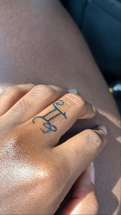 Small Gemini Tattoo For Women Finger, Gemini Hand Tattoos For Women, Gemini Finger Tattoos For Women, Finger Tattoos Gemini, Mini Gemini Tattoo, Gemini Neck Tattoo, Gemini Henna, Gemini Hand Tattoo, Gemini Tattoo For Women Unique