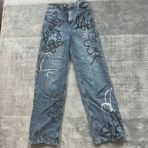 H&M High Waisted Graffiti Jeans Size 26 New Originally $45 Now $25 Spray Painted Jeans, Jeans Painting Ideas Aesthetic, Alt Pants, Customised Jeans, Graffiti Clothes, Thrift Flipping, Graffiti Pants, Painter Outfit, Senior Pants