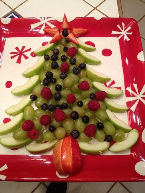 105 Christmas Tree Shaped Food Ideas that are too cute to be eaten - Hike n Dip Holiday Healthy Snacks, Fruit Christmas Tree, Fest Mad, Christmas Fruit, Healthy Christmas, Holiday Snacks, Christmas Brunch, Healthy Holidays, Xmas Food