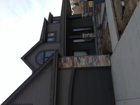 Modern house exterior Sherwin Williams Gauntlet Gray and Sherwin Williams Urbane Bronze trim. Prestige Drystack stone Brown House Exterior, Dark Grey Houses, Gauntlet Gray, Gray House Exterior, House Trim, Exterior House Color, Brown House, Grey Houses, Casa Exterior