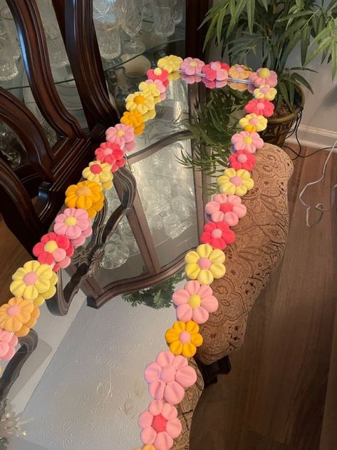 Clay Body Mirror, Air Clay Flower Mirror, Mirror Wall Decor Flower, Cute Mirror Decor, Foam Clay Flower Mirror, Foam Flower Mirror, Mirror With Flowers Around It, Foam Clay Mirror, Mirrors With Flowers