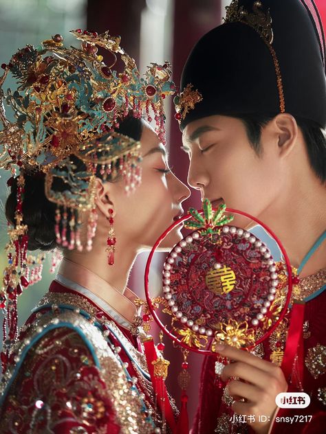 Chinese Marriage, Chinese Wedding Dress Traditional, Chinese Bride, Traditional Chinese Wedding, Chinese Emperor, Chinese Historical Drama, Chinese Wedding Dress, Chinese Aesthetic, Couple Poses Reference