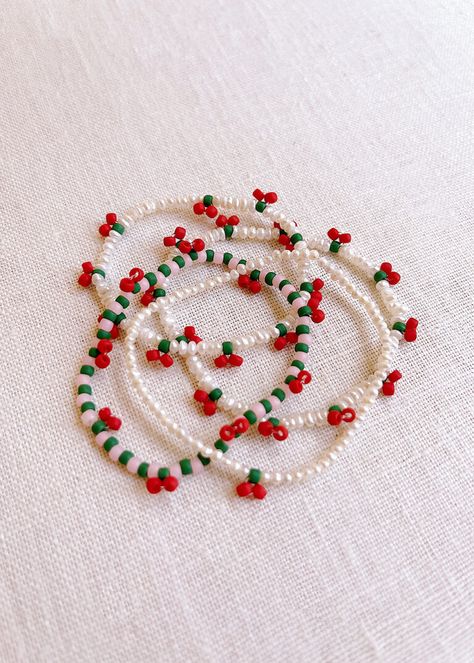 Cool Bead Bracelet Patterns, Cherry Bead Pattern, Beaded Jewellery Diy, Bead String Bracelet, Things To Do With Beads Diy Projects, Cherry Bracelet Tutorial, Bracelet Beeds, Bead Diy Crafts, Cherry Beaded Bracelet