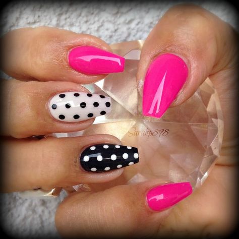 Pink Black Nails, Gel Nails At Home, Dot Nail Art, Hot Pink Nails, Polka Dot Nails, Her Nails, Dots Nails, Black Nail, Nail Designs Glitter