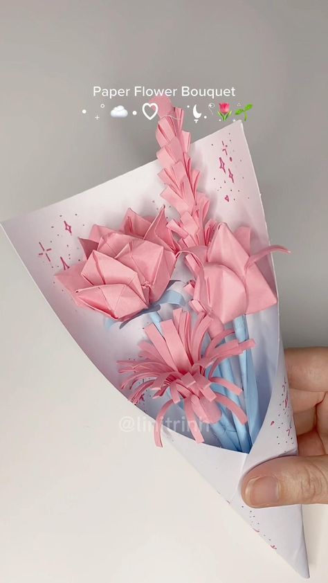 Dive into the world of paper floristry with a diverse range of templates to suit every style and preference.#printable, #freetemplates, #howtomake Paper Centerpieces, 3d Paper Flowers, Rolled Paper Flowers, Future Girlfriend, Stem Crafts, Subtle Makeup, Paper Peonies, Paper Bouquet, Leaf Template