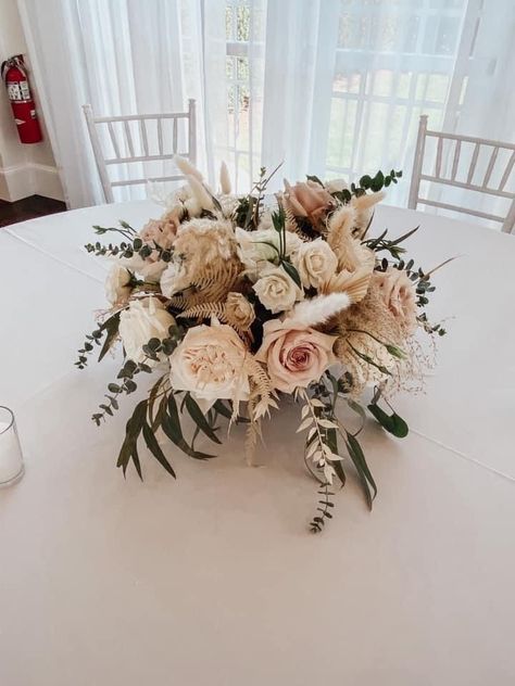 Peony Wedding Centerpieces Rustic, White And Beige Centerpieces, Boho Wedding Flower Centerpieces, Wedding Flower Arrangements Neutral, Boho Rose Centerpiece, Champagne Flower Centerpiece Ideas, Boho Flower Arrangements Centerpiece, Centerpieces Wedding Neutral, Vintage Wedding Floral Arrangements