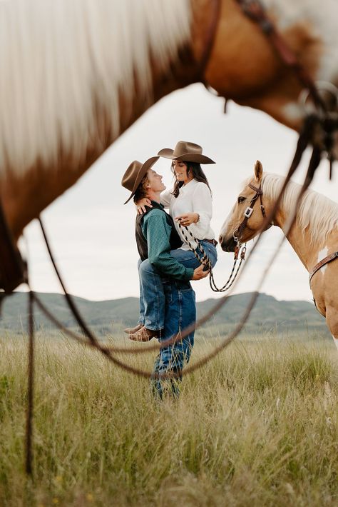 Couple Horse Photography, Horse Engagement Photos, Horse Wedding Photos, Couple Western, Country Couple Photos, Western Engagement Pictures, Western Couple Photoshoot, Western Couples, Western Engagement Photos