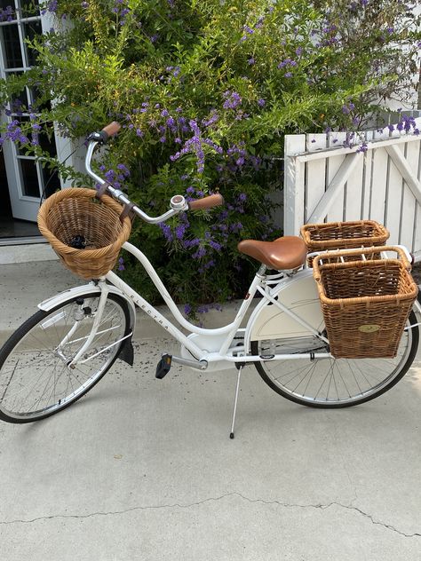 Bicycle Aesthetic, Aesthetic Bike, Bike With Basket, Bike Aesthetic, Powerful Woman, Pretty Bike, Pfp Aesthetic, Aesthetic Pfp, Classy Cars