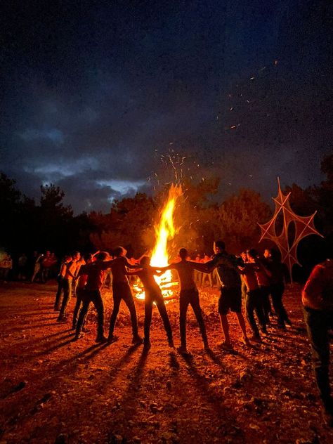 Camping Night Photography, Camping Birthday Party Aesthetic, Night Fire Camping, Camping Aesthetic Night, Scouting Aesthetic, Camping Horror, Camp Horror, Fantasy Camp, Summer Camp Aesthetic