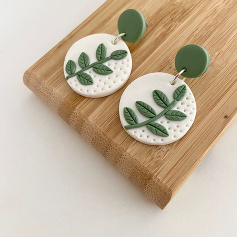 Polymer Clay Earrings Easy, Polymer Clay Plant Earrings, Plant Polymer Clay Earrings, Fimo Leaf Earrings, Monstera Polymer Clay Earrings, Fern Polymer Clay Earrings, Polymer Clay Flower Jewelry, Diy Earrings Polymer Clay, Polymer Clay Jewelry Tutorials