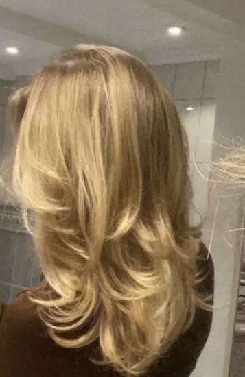 Blowout With Layers, Mid Length Blonde Hair, Middle Length Hair, 90s Haircuts, Warm Blonde Hair, Blonde Layered Hair, Medium Blonde Hair, Layered Haircuts For Medium Hair, Hairstyles For Layered Hair