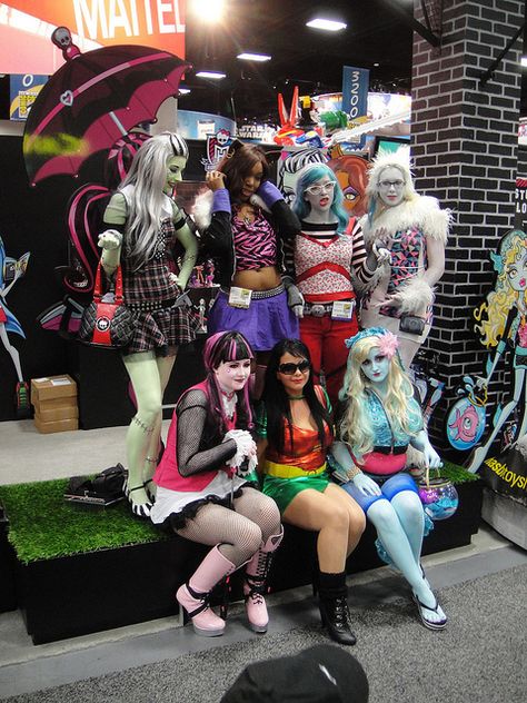 San Diego Comic-Con 2011 - Monster High girls (Mattel booth) by Pop Culture Geek, via Flickr Disfraces Monster High, Monster High Costume Halloween, Disfraz Monster High, Clawdeen Wolf Outfit, Monster High Outfits, Monster High Costumes, Monster Cosplay, Monster High Halloween Costumes, Monster High Halloween