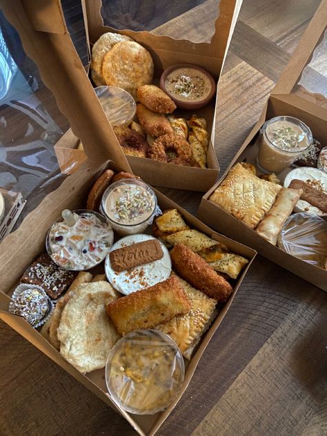 Iftar Tray Ideas, Ramadan Iftar Boxes, Iftar Box Ideas, Iftar Food, Ramadan Ideas, Eid Ideas, Ramadan Iftar, Buffet Ideas, Bday Party Theme