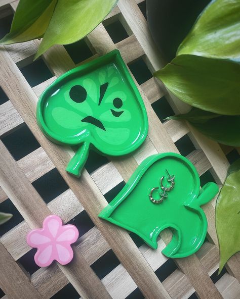 Nerdy Clay Projects, Air Dry Clay Trinket Dishes Diy, Air Dry Clay Magnets Ideas, Animal Crossing Clay Ideas, Zelda Clay Ideas, Animal Crossing Pottery, Aesthetic Clay Crafts, Clay Korok, Korok Leaf