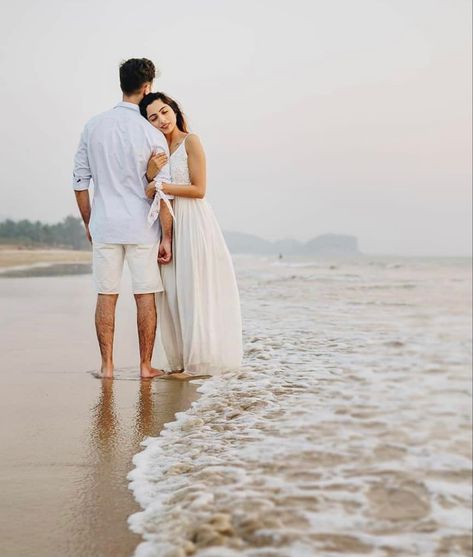 Save The Date Poses Ideas, Prewedding Photography Beach, Friend With Benefits, Wedding Shoot Ideas, Pre Wedding Photoshoot Beach, Couples Beach Photography, Pre Wedding Photoshoot Props, Couple Beach Pictures, Beach Photo Session