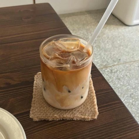 Coffee Interior, Cream Pastel, Natural Pretty, Coffee Board, Pretty Aesthetic, Coffee Obsession, Iced Latte, Aesthetic Coffee, Hazel Eyes