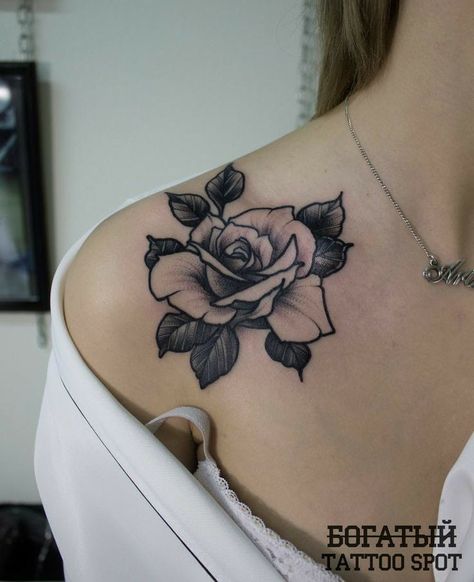 Rose Tattoo Black, Wörter Tattoos, Black Rose Tattoos, Tattoos For Women Half Sleeve, Flower Tattoo Shoulder, Shoulder Tattoos For Women, Rose Tattoo Design, Tattoo Feminina, Up Tattoos