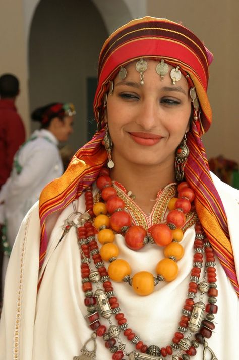 Moroccan Bride. Good ref for Abanazia's headware Moroccan Bride, Moroccan Women, Moroccan Wedding, Moroccan Dress, Tilda Swinton, World Cultures, People Of The World, 인물 사진, Anthropology