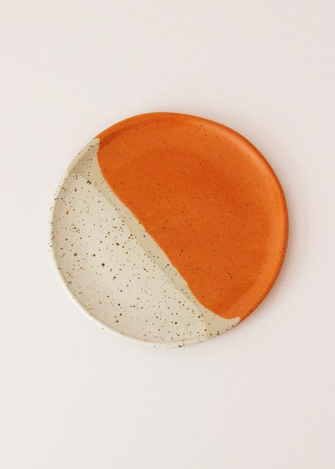 Desert Speckled Plate Ceramic Desert Plates, Pottery Small Plates, Ceramic Plate Handmade, Ceramics Ideas Pottery Plate, Glazing Plates Ideas, Handmade Ceramic Plate, Wheel Thrown Plates, Speckled Buff Pottery, Plate Glaze Ideas