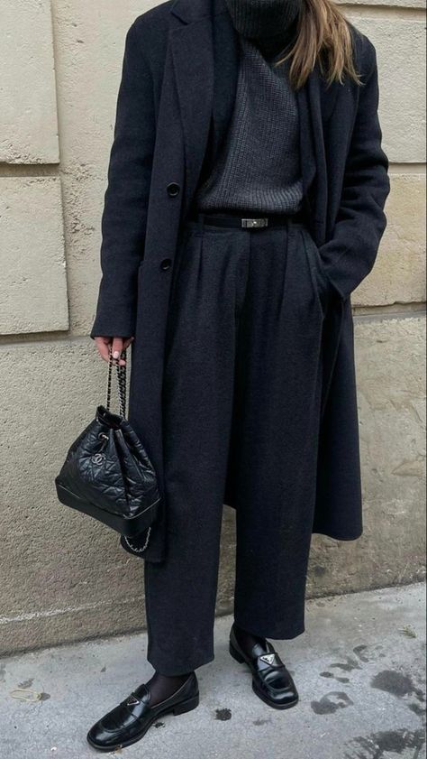 Perfect black coat for fall 2023 #blackcoat #fallcoat #coatforfall #falloutfitideas #falloutfits2023 #falloutfit #coatsforwomen #coats #blackcoat Grandpa Fashion, Outfit Minimalista, Chic Winter Outfits, Monochrome Outfit, Winter Trends, 가을 패션, Winter Looks, Elevate Your Style, Look Chic