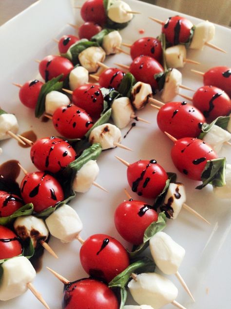 Salad Skewers, Caprese Salad Skewers, Party Snacks Easy, Caprese Skewers, Diy Easy Recipes, Decorações Com Comidas, Best Appetizer Recipes, Snacks Für Party, Party Food Appetizers