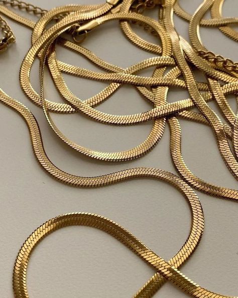 SERPENT CHAIN ✨💌❤️🤍 The og best seller of our store.Effortless,statement and all time classic!!! Don’t sleep on this girlssss grab your staple jewelry piece nowww Shop via link in bio at discount currently !! #smallbusiness #smallbusinessowner #smallbusinesssupport #smallbusinesssaturday #indian #goldplatedjewellery #goldplatedjewelry #waterproofjewelry Cartier Jewelry Necklace, Vintage Chain Necklace, Jewellery Photography Inspiration, Jewelry Product Shots, Jewelry Photography Styling, Jewelry Photoshoot, Herringbone Necklace, Snake Necklace, Dope Jewelry