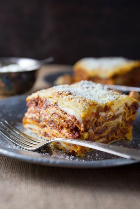 Lasagne mit Kürbis und Hackfleisch Lasagna Bolognese, Classic Lasagna, Bolognese Recipe, Diner Recept, Christmas Eve Dinner, Lasagna Recipe, Jamie Oliver, Bologna, Pasta Dishes