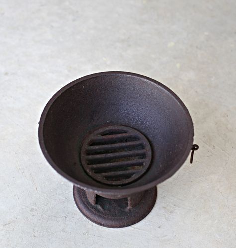 Anafe"Stove (Dominican Republic) Cast Iron Accessories, Cast Iron Outdoor Cooking, Cast Iron Aesthetic, Onisa Cast Iron Cookware, Making Charcoal, Herb Storage, Coal Stove, Grandmothers Kitchen, Lodge Cast Iron