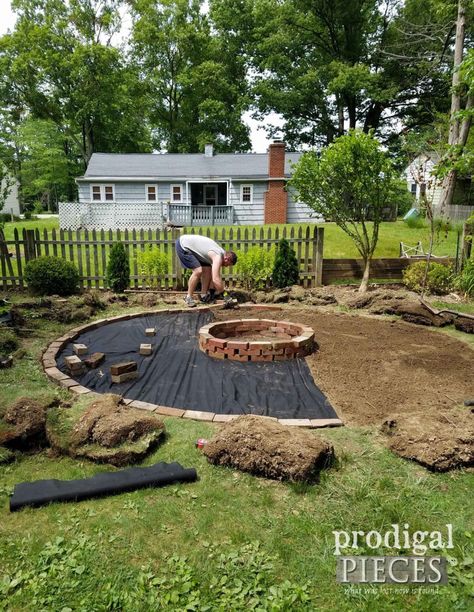 Laying Fire Pit Brick and Landscaping Fabric | prodigalpieces.com Fire Pit Plans, Design Per Patio, Pergola Diy, Fire Pit Landscaping, Budget Decor, Fire Pit Area, Fire Pit Designs, Cottage Gardens, Diy Fire Pit