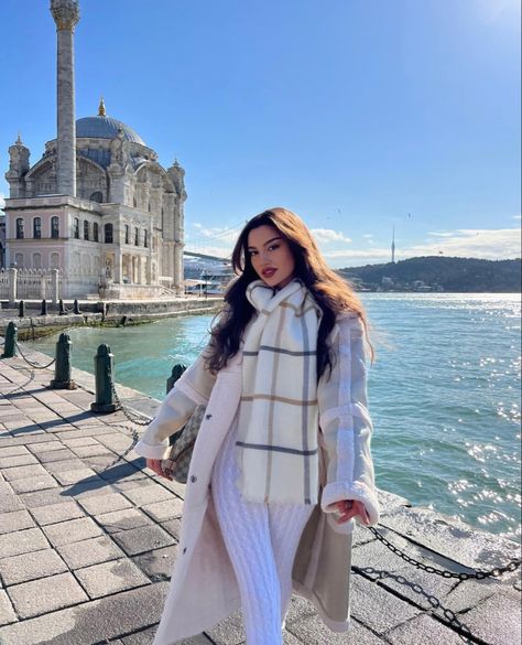 Istanbul Winter Photography, Istanbul Turkey Photography Winter, Winter Istanbul Outfit, Istanbul Turkey Winter Outfit, Istanbul Turkey Aesthetic Outfit, Istanbul Fashion Clothing, Istanbul Pose Ideas, Turkey Aesthetic Outfit, Istanbul Turkey Outfit Winter