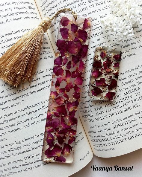 Resin Flower Bookmark, Bookmark Resin Ideas, Resin Bookmark Ideas, Epoxy Bookmark, Flower Resin Bookmark, Bookmark Resin, Diy Resin Gifts, Dried Flowers Diy, Resin Bookmarks