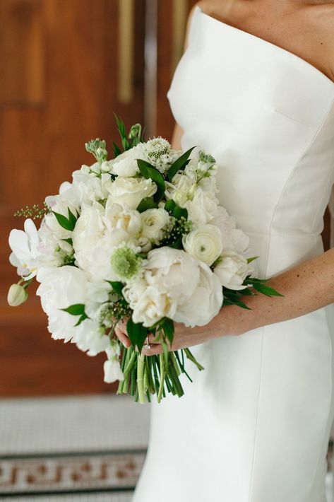 Georgian Hall venue in Athens, Ga. Modern, classy, and romantic traditional wedding. Classic white and green wedding florals. Green Wedding Florals, Classic White And Green Wedding, White Wedding Flowers Centerpieces, White Bridal Flowers, White And Green Wedding, Green Wedding Bouquet, Green Wedding Flowers, S Cake, Green Bouquet