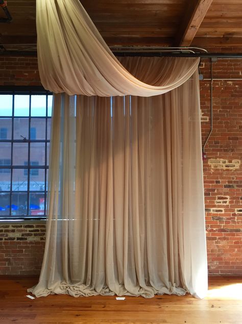 Simple Elegant Bedroom, Fabric Backdrop Wedding, Backdrop Wedding Ceremony, How To Hang Curtains, Wedding Drapery, Wall Drapes, Hang Curtains, Fabric Installation, Fabric Ceiling