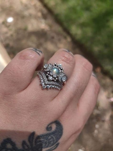 Lovely, wicca, witch vibes, engagement, ring, wedding Witchy Wedding Rings Mens, Wiccan Wedding Rings, Witchy Wedding Ring Set, Rings In Witchcraft, Witchy Wedding Rings, Norse Pagan Wedding Rings, Fairy Wedding Ring, Witchy Wedding, Engagement Rings Uk