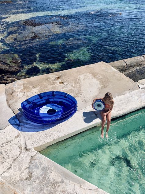 Grâce au Ballon Gonflable Oeil Grec Sunnylife vous pourrez jouer dans la piscine ou la mer tout en éloignant le mauvais oeil. Greek Eye, Art Origami, Ocean Vibes, Pool Floats, Inflatable Pool, Azure Blue, Summer Feeling, Pastel Aesthetic, Blue Aesthetic