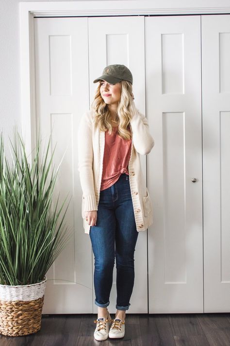 Sperry Sneakers Outfit, Cardigan Spring Outfit, Tan Cardigan Outfit, Cream Cardigan Outfit, Sperry Outfit, Cardigan Outfit Spring, Minimalist Fashion Chic, Sweater And Jeans Outfit, Sweater Cardigan Outfit