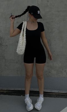 Black One Piece Outfit, Outfit Ideas Sporty, Short Jumpsuit Outfit, Black Shorts Outfit, Outfits Leggins, Athleisure Outfits Summer, Venomous Snakes, Black Hoodie Women, Latina Fashion Outfits