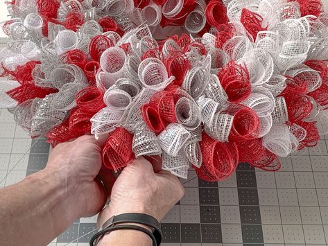 Christmas Mesh Ribbon Wreath, Easy Mesh Wreath, Deco Mesh Christmas Wreaths Diy, Tulle Wreath Diy, Ribbon Wreath Tutorial, Ribbon Wreath Diy, Deco Mesh Crafts, Making Mesh Wreaths, Mesh Ribbon Wreaths