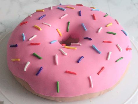 How To Make A Homer Simpson Donut Cake...MMMMMM Donut Cake Bolo Simpsons, Sprinkle Doughnut, Homer Simpson Donuts, Simpsons Cake, Simpsons Donut, Pink Doughnut, Doughnut Party, Diy Donuts, Donut Cake