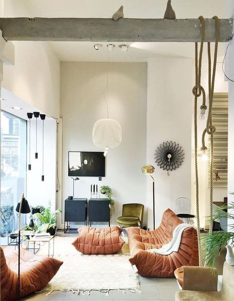 Le canapé, la chauffeuse et le pouf Togo mêlé à du mobilier filaire Togo Sofa, Loft Living, Ligne Roset, Interior Modern, Eclectic Home, Apartment Interior, Interior Inspo, Elle Decor, Living Room Inspiration