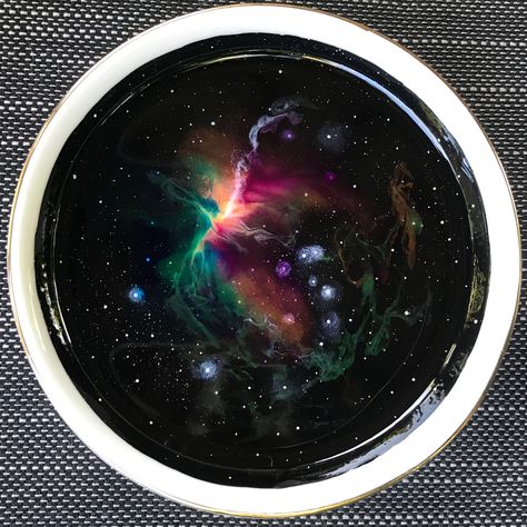 Acrylic resin galaxy space art in a trinket dish found on Lanchen designs Etsy page !! @lanchendesigns Resin Space Art, Space Resin, Galaxy Epoxy, Resin Galaxy, Galaxy Resin Art, Resin Crafts Tutorial, Epoxy Resin Wood, Resin Pour, Geode Art