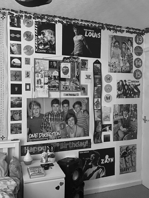 zayn malik, harry styles, niall horan, liam payne, louis tomlinson, one direction, 1D, bedroom decor, wall art, teen bedroon. Room Ideas Gray Walls, One Direction Bedroom Aesthetic, Music Bedroom Ideas, One Direction Bedroom, Music Inspired Bedroom, Bedroom Aesthetic Grunge, One Direction Room, Room Under The Stairs, Under The Stairs